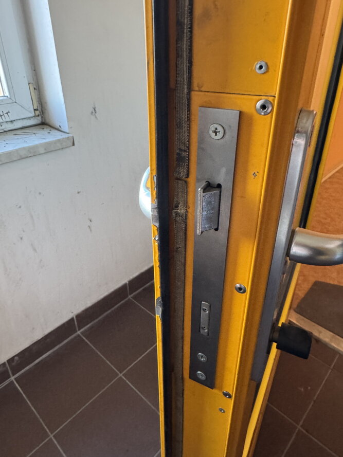 Požární dveře s označením Udržujte trvale uzavřené