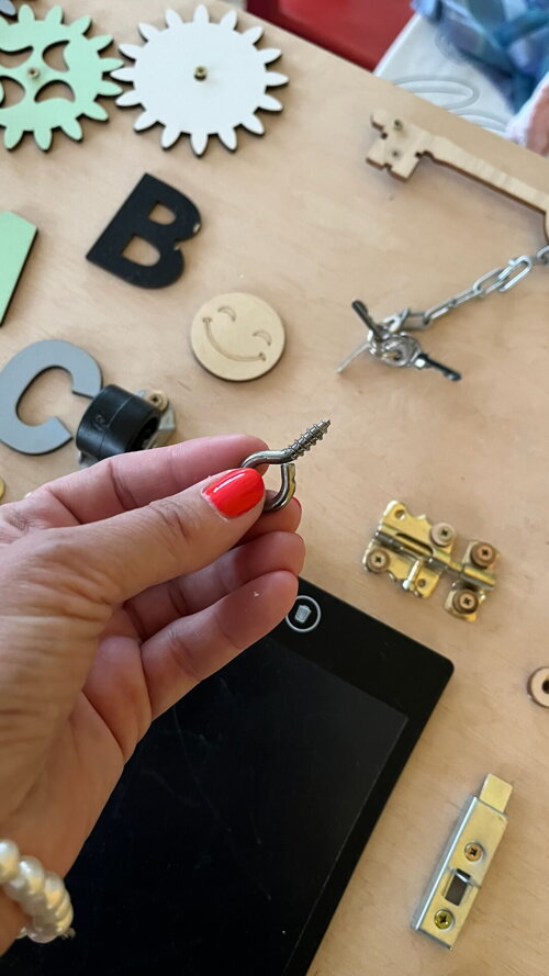 Hřebíky a kladivo v herně? Kontrola ve školce