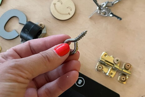 Hřebíky a kladivo v herně? Kontrola ve školce